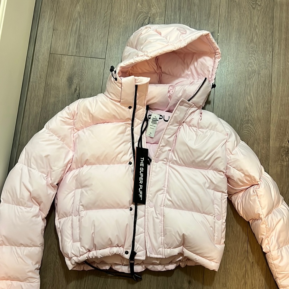 Brand new Aritzia TNA super puff size M tags still attached